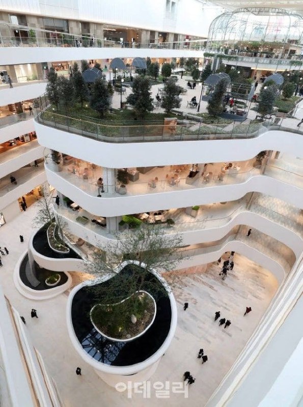 The Hyundai 室内绿植中庭